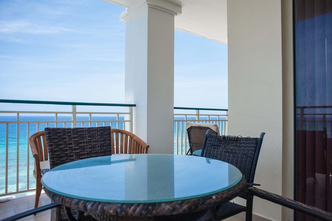 Palmyra Luxury Beach Condos Монтего-Бей Екстер'єр фото